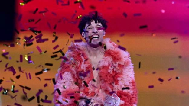 RMF Extra: Eurowizja 2024. Zwycięzca zniszczył nagrodę. Statuetka roztrzaskała się o podłogę [WIDEO]