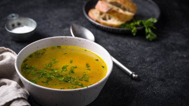 RMF Extra: Polacy zwykle dodają to warzywo do rosołu, a to błąd! Może szkodzić zdrowiu