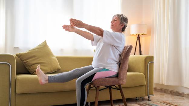 Idealne ćwiczenia na oponkę dla osób po 60. roku..