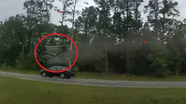 RMF Extra: Samochód najechał na lawetę i wystrzelił w powietrze. Przeleciał prawie 40 metrów [WIDEO]