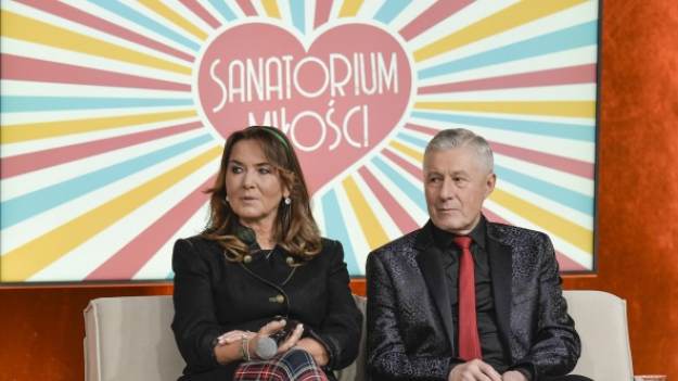 RMF Extra: Uczestnicy "Sanatorium miłości" na nagraniach spoza telewizyjnych kamer. Widać gorące pożegnania i czułe pocałunki! "Jak młodzież na kolonii"