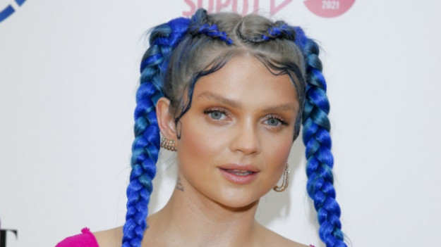 RMF Extra: Margaret z "wypadającym" ze stanika biustem. Kusa góra od bikini odsłoniła nagie piersi wokalistki [ZDJĘCIA]