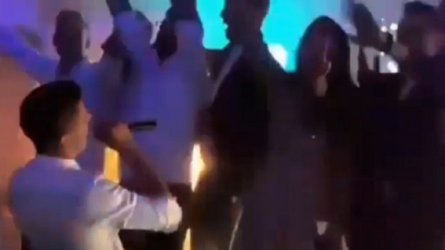 RMF Extra: Robert Lewandowski zaśpiewał na weselu "Wehikuł czasu". Wideo jest hitem!