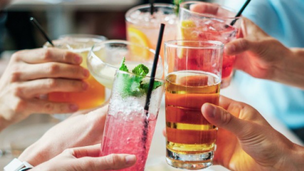 RMF Extra: 95 % dorosłych Polaków pije alkohol, ale większość nie wie w jakich ilościach!