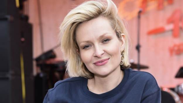 RMF Extra: Marieta Żukowska bez stanika. Nagie piersi zasłoniła rękoma [ZDJĘCIA]