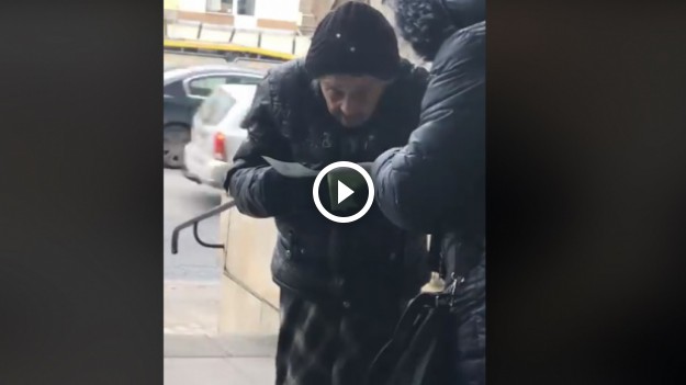 RMF Extra: 83-letnia staruszka rozdaje ulotki na ulicy