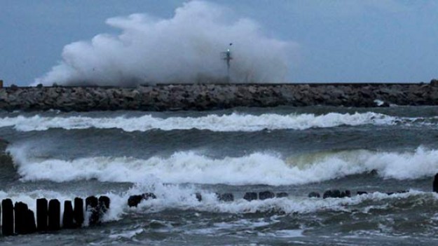 RMF Extra: Sztorm w Ustce. Zobacz zdjęcia wzburzonego Bałtyku!