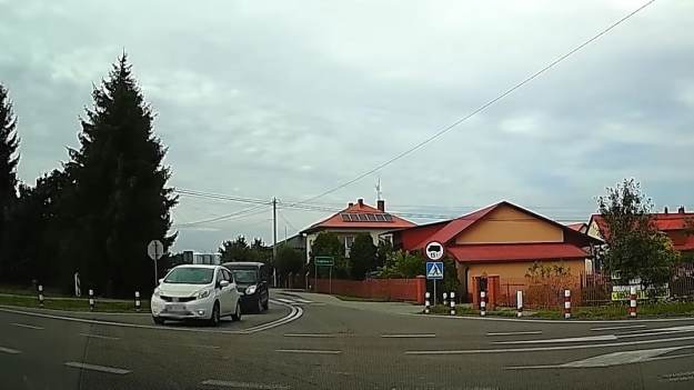 RMF Extra: Chciał skręcić, a wjechał w motocyklistę i inny samochód. Reakcja świadków wypadku oburzyła internautów! [WIDEO]