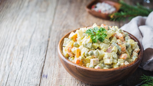 RMF Extra: Sałatka jarzynowa Magdy Gessler. Przepis na świąteczny klasyk