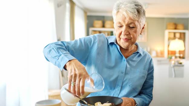 RMF Extra: Czy osoby po 60. roku życia powinny pić mleko? Ekspertka mówi jasno