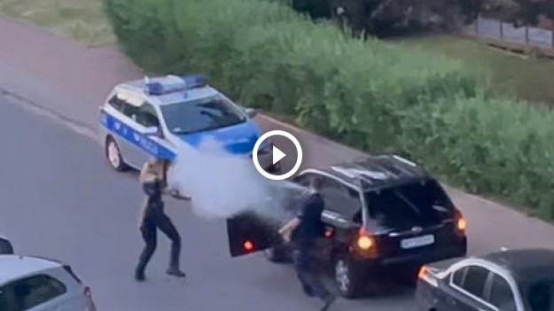 RMF Extra: Zaatakował policjantów gaśnicą! Wcześniej próbował przejechać ojca z dzieckiem. W jego zatrzymaniu brało udział ośmiu policjantów [WIDEO]