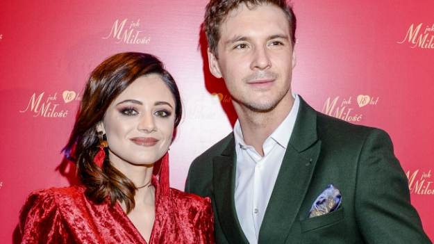 RMF Extra: Uczuciowy trójkąt w "M jak miłość". Serialowy związek Adrianny Kalskiej i Mikołaja Roznerskiego nie przetrwa kolejnego kryzysu? [CO SIĘ WYDARZY]