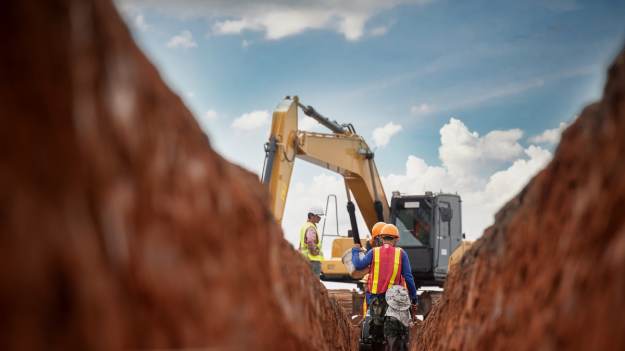 RMF Extra: Operator koparki zauważył dziecięcą zabawkę na placu budowy. Jego reakcja stała się hitem sieci [WIDEO]