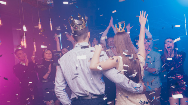 RMF Extra: Koniec ze studniówkami? Ponad połowa nauczycieli nie chce w tym roku balu maturzystów