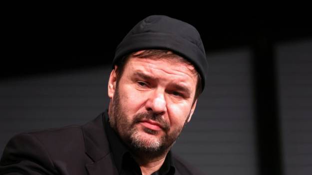 RMF Extra: "Leży w śpiączce, pękł jej tętniak". Tragedia w rodzinie Karolaka. Aktor prosi o jedno