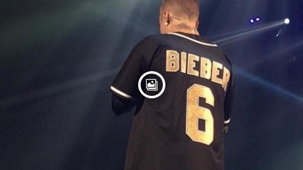 RMF Extra: Justin Bieber zmienia wizerunek. Wytatuował sobie twarz!