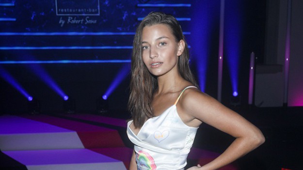 RMF Extra: Julia Wieniawa w białej sukni! Fani życzą aktorce i jej ukochanemu szczęścia! [ZDJĘCIA]