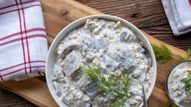 Zaskocz gości! Sałatka śledziowa, która sprawi,..