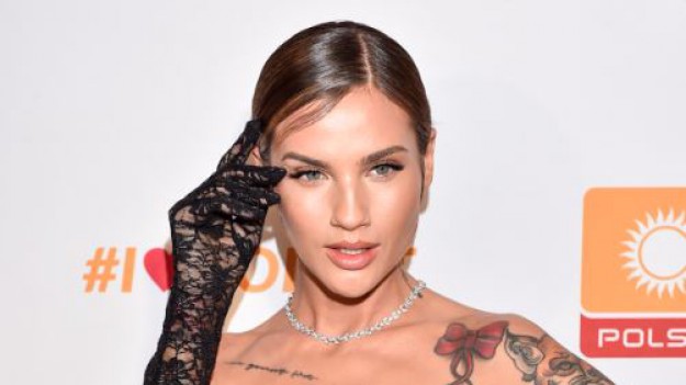 RMF Extra: Karolina Gilon eksponuje biust na wakacyjnej fotografii. Gwiazda postawiła na wypoczynek w Mielnie