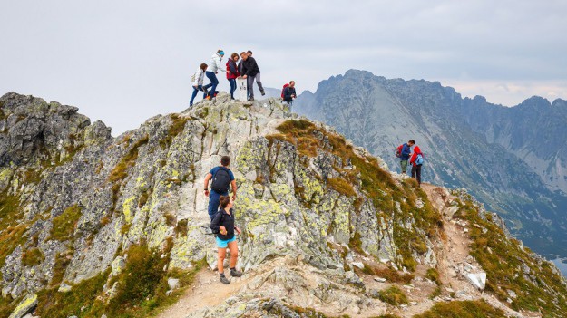RMF Extra: Turyści w Tatrach przekraczają kolejne granice?! Tym razem okazali sobie miłość z odrobiną gipsu.... [FOTO]