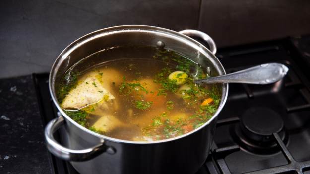 RMF Extra: Wiele osób popełnia ten błąd przy gotowaniu rosołu. Chodzi o wodę 