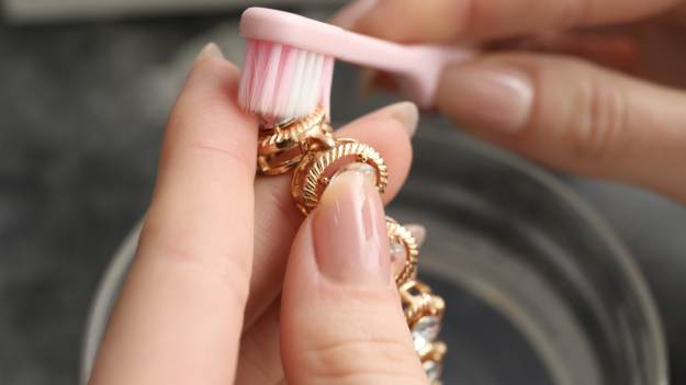 Zaskakujący sposób na czystą biżuterię. Wystarczy..