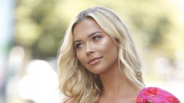 RMF Extra: Sandra Kubicka eksponuje pośladki na plaży. Piękna modelka pozuje w stringach