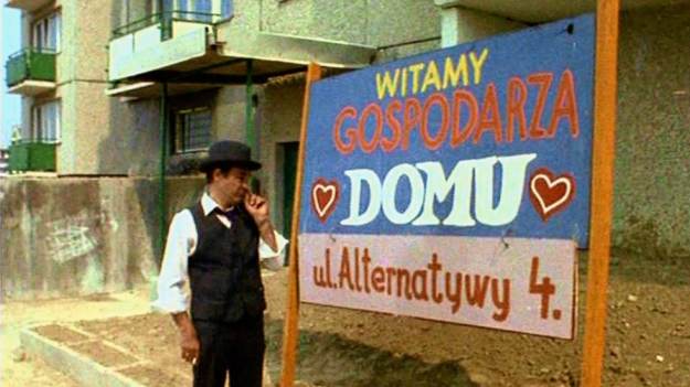 RMF Extra: "Alternatywy 4". Gdzie kręcono serial? Jak wygląda słynny blok? Kto grał robota Ewa-1? 