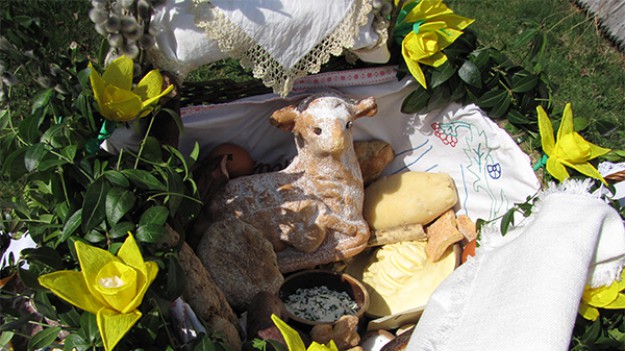 RMF Extra: Wielkanoc: Jak wygląda tradycyjna święconka, czyli co wkładamy do wielkanocnego koszyczka?