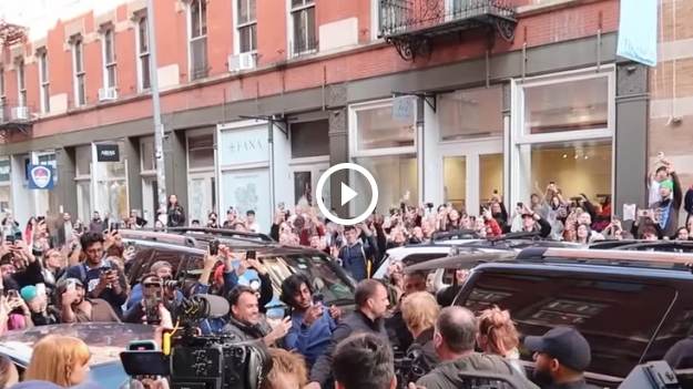 RMF Extra: Tłum na ulicy oszalał! Ed Sheeran wysiadł z samochodu, wyjął gitarę i zaśpiewał dla przechodniów. Wszystko nagrała kamera! [WIDEO]