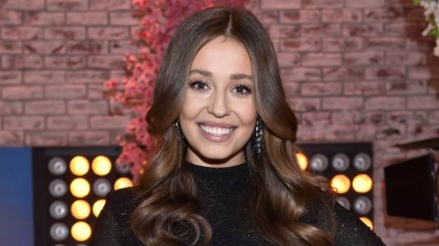 RMF Extra: Izabella Krzan pozuje w bikini na tle wodospadu. Wakacyjne ujęcia modelki zapierają dech! [ZDJĘCIA]