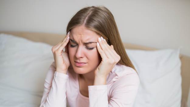RMF Extra: Ból głowy po przebudzeniu. Jaka jest jego przyczyna i czego może być objawem? 