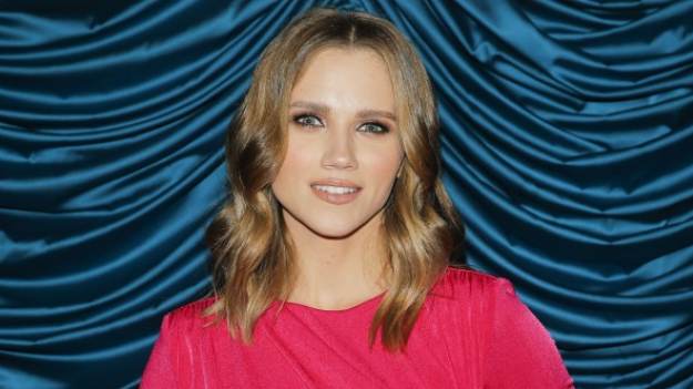 RMF Extra: Agnieszka Kaczorowska w białej sukni. Aktorki w takim wydaniu nie zobaczycie w "Klanie"! [WIDEO]