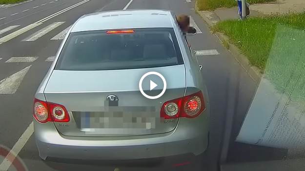 RMF Extra: Dziecko wychyla się z pędzącego samochodu i prawie wypada. Interweniował inny kierowca [WIDEO]