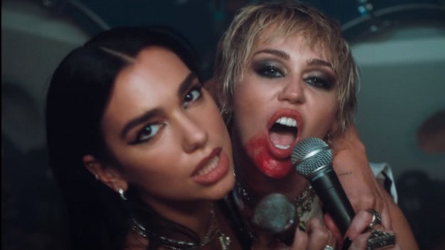 RMF Extra: Miley Cyrus i Dua Lipa we wspólnym singlu! Gorący teledysk do "Prisoner" podbił sieć