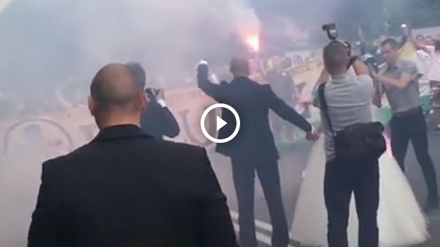 RMF Extra: Kibicie zrobili swojemu kumplowi… bramę weselną