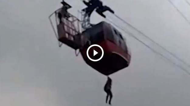 RMF Extra: Ewakuacja z kolejki linowej. Turysta sam zszedł po linie z dużej wysokości [WIDEO]