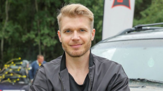 RMF Extra: Tomasz Ciachorowski prezentuje wysportowane ciało. Kadr bez koszulki trafił do sieci. Fani komentują: "Jesteś królem wyobraźni"