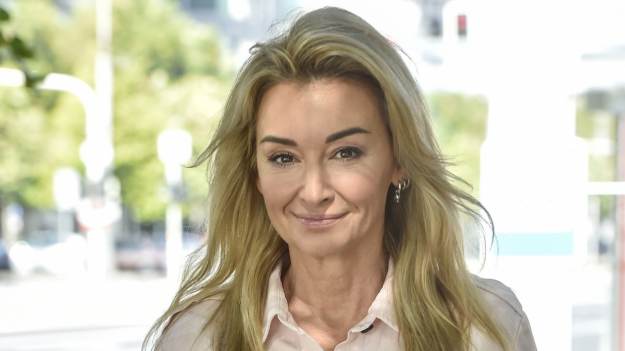 RMF Extra: Nastoletnia Martyna Wojciechowska w ciemnych okularach i na motocyklu. Tak wyglądała 30 lat temu! [FOTO]