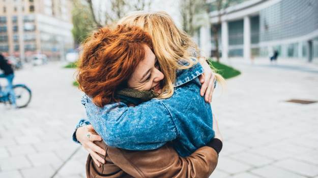 RMF Extra: Zdrowotne działanie przytulania. O tym możesz nie wiedzieć, a warto! Wystarczy 20 sekund sekund, żeby...