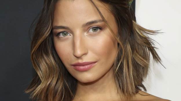 RMF Extra: Julia Wieniawa zadała szyku na premierze "Chłopów". Suknia z głębokim dekoltem i pawie pióra przyciągają wzrok 