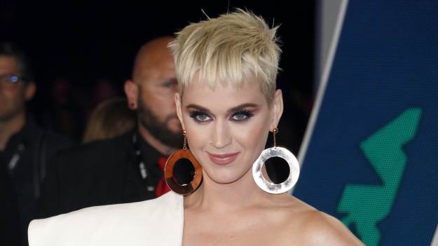RMF Extra: Katy Perry pokazała zbyt wiele? Pozuje bez koszulki i biustonosza! [FOTO]