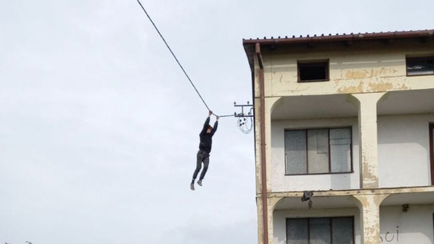 RMF Extra: 16-latek zeskoczył z dachu i zawisł kilka metrów nad ziemią! Próbował uciec przed policją