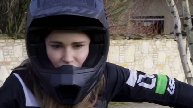 RMF Extra: Ewelina Lisowska miała koszmarny wypadek na motocyklu. Wideo mrozi krew w żyłach [WIDEO]