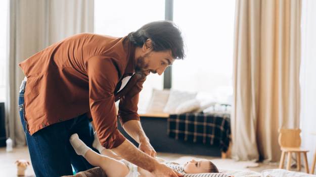 RMF Extra: Rekordowa liczba ojców na urlopach. ZUS publikuje przełomowe dane o opiece nad dziećmi