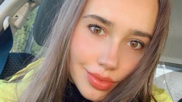 RMF Extra: Marcelina Ziętek w kusej sukience ubiera choinkę. Partnerka Piotra Żyły zachwyca w sieci! [WIDEO]