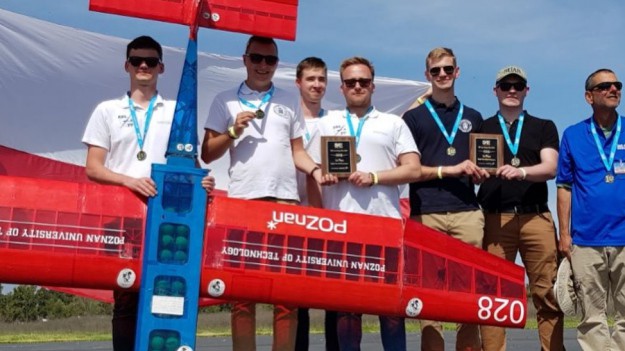 RMF Extra: Poznańscy studenci docenieni za oceanem! Są najlepsi na świecie w... budowaniu samolotów