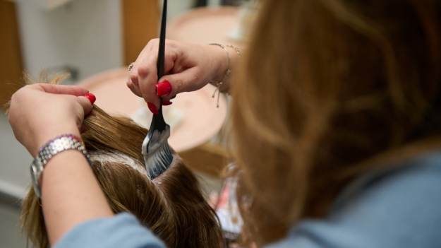 RMF Extra: Co ile można bezpiecznie farbować włosy? Specjalista tłumaczy