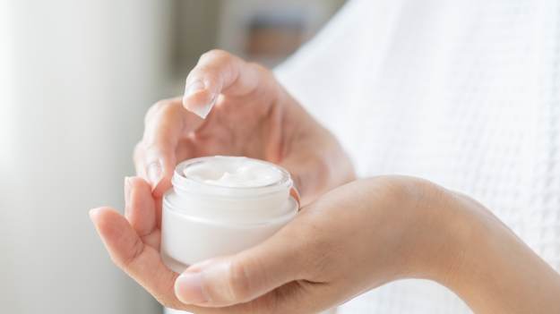 RMF Extra: Zakazany w Polsce, dostępny w internecie. Śmiertelnie groźny składnik w kosmetykach