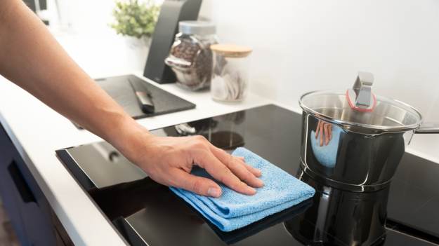 RMF Extra: 5 błędów, które Polacy popełniają, czyszcząc płytę indukcyjną. Ty też?